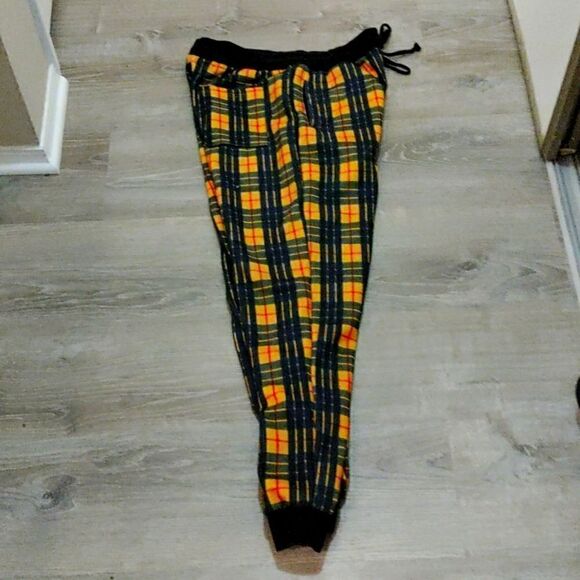 Plaid Fashion Nova Sweatpants - Picture 6 of 9
